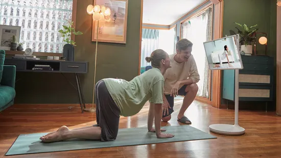 24 Inch FHD 1080P Display Mobile Smart TV Touch Screen Indoor Portable TV with Battery 